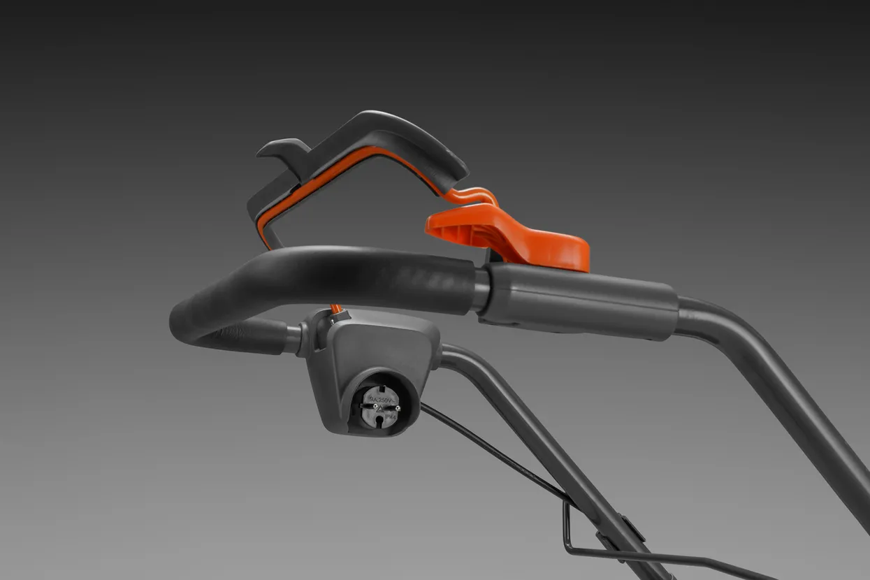 Ergonomiczny kąt uchwytu w połączeniu z łatwo dostępnym pałąkiem Husqvarna LC 141C Ergonomiczny kąt uchwytu w połączeniu z łatwo dostępnym pałąkiem Husqvarna LC 141C